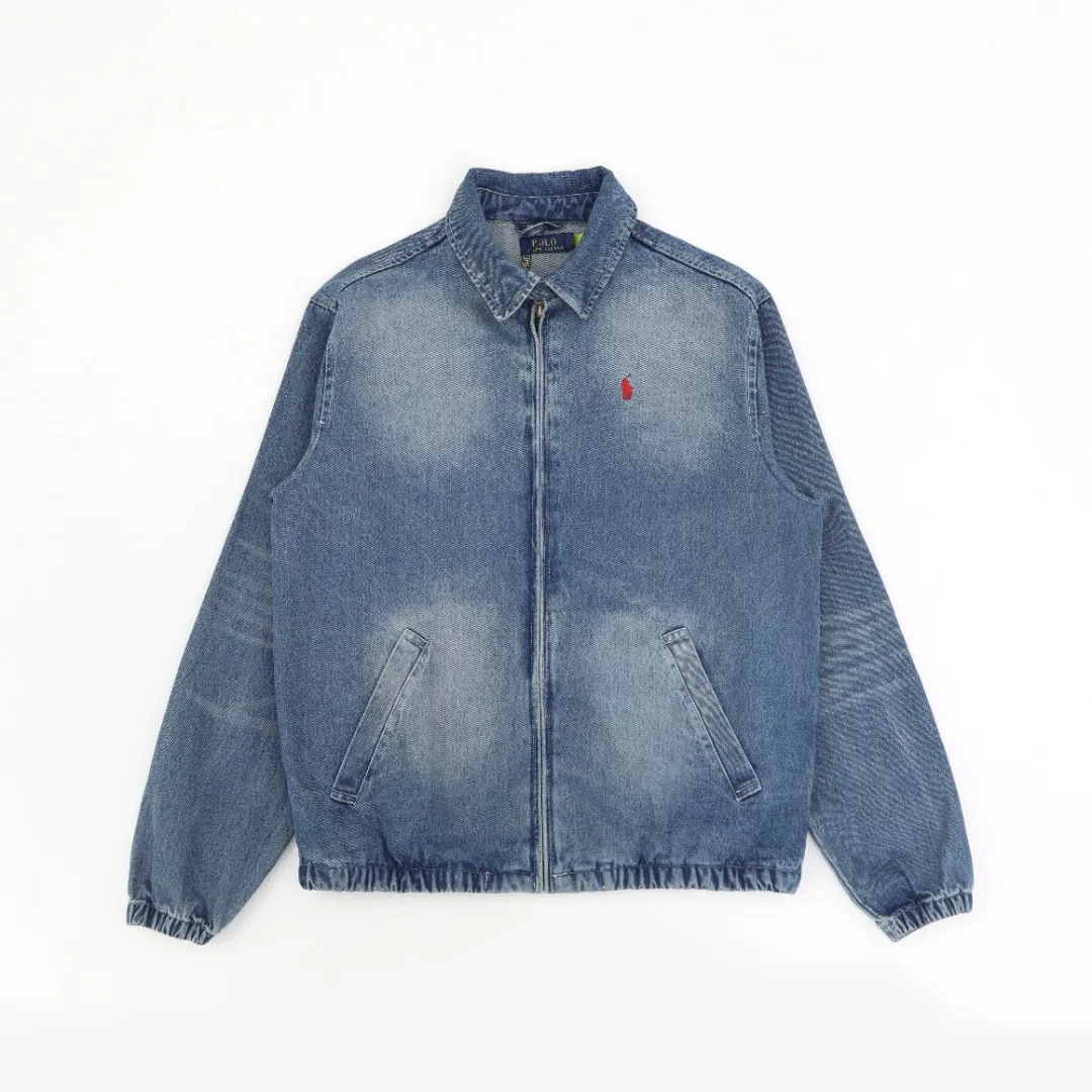 P350 #R17 Ralph Lauren unisex denim jacket with zipper and small label. The classic jacket style, neat lines outline a generous outline, and the short and slim design can quietly lengthen the leg lines visually, instantly achieving the stunning effect of making you taller and slimmer, helping you easily create enviable long legs. The practical pockets on both sides of the front body can not only store mobile phones and keys easily, but also cleverly add a bit of casualness to the overall shape, perfectly blending fashion and practicality. Moreover, the fabric has been specially treated to be soft and wear-resistant, and the comfort level is straight forward. In terms of matching, you can wear it as you like. Pair it with a simple white T-shirt, straight jeans and sneakers on the lower body. It is easy to control the looseness when going out on the street every day. If you wear it with leather boots and a floral skirt, you can create a romantic feeling of western style. I really love it, so it’s not a waste to buy it! Color: Washed Blue Size: S-XL S: Bust 118 Length 70 Sleeve Length 68 Shoulder Width 50 M: Bust 122 Length 72 Sleeve Length 69 Shoulder Width 51 L: Bust 126 Length 74 Sleeve Length 70 Shoulder Width 52 XL: Bust 130 Length 76 Sleeve Length 71 Shoulder Width 53
